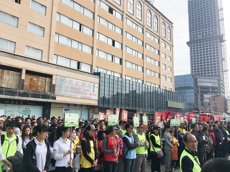 2017年3月5日，是我国第54个学雷锋纪念日。3月份的春天万物复苏，百花齐放。阳光透过淡薄的云层照耀着大地，它的万道金光愉快地普照着万物。春风拂面,是那么清柔,那么亲切,就像是雷锋的精神一直温暖着、鼓舞着我们!