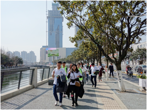 一路上，志愿者把“学雷锋践行动 树新风做好事 做志愿者”的精神传扬到大街小巷，把雷锋为人民服务的志愿精神带到城市的每个角落。